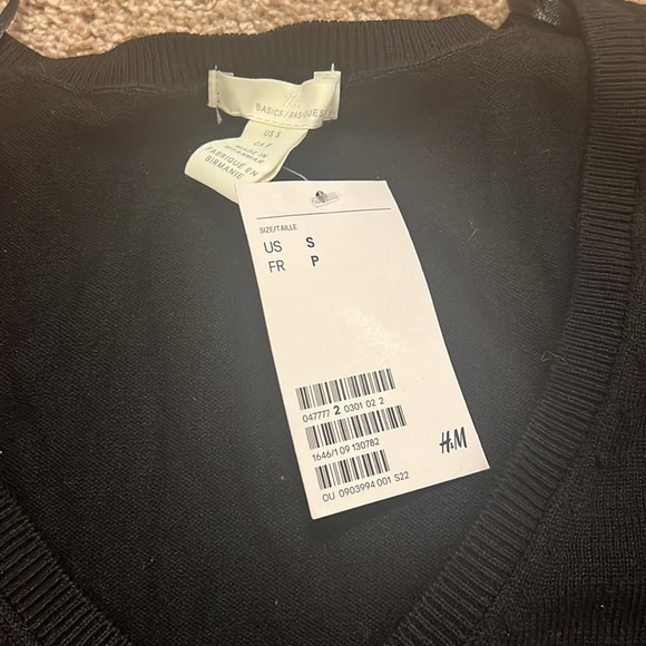 Size Small Ladies V neck - Picture 2 of 2